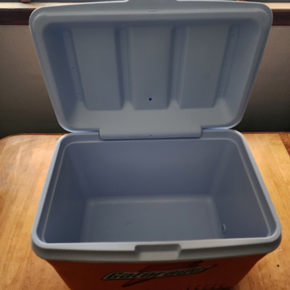 Standard size gatorade vintage rubbermaid cooler - Picture 5 of 7